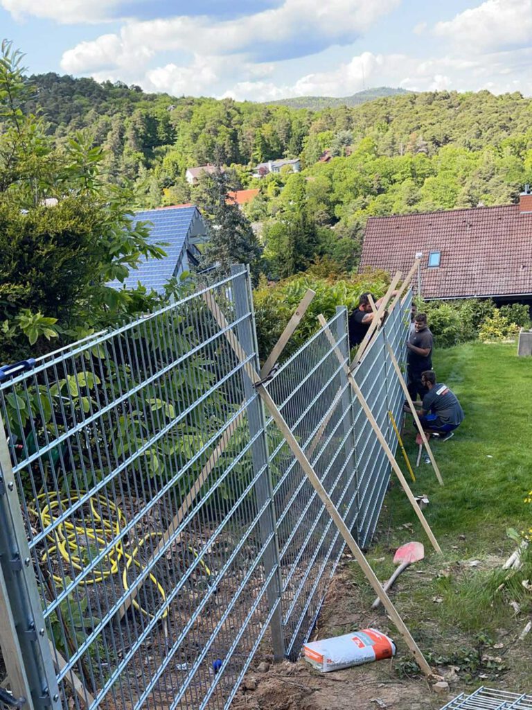 Garten- & Landschaftsbau: Installation von einem Doppelstabmattenzaun in Annweiler am Trifels