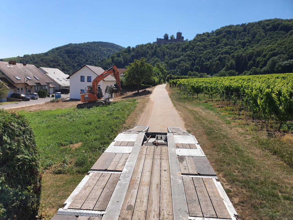 Über uns: Ausblick von einer Baustelle der Firma Wadlinger auf den Trifels in Annweiler