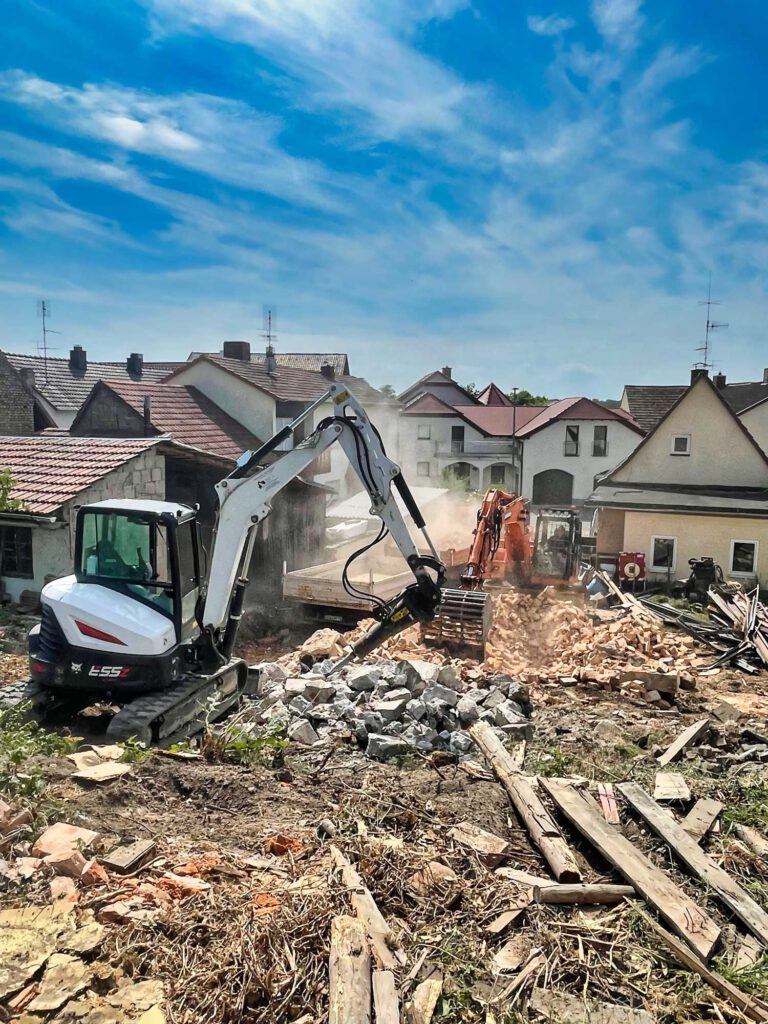Wadlinger als Arbeitgeber – Karriere: Zwei Bagger der Wadlinger GmbH haben zusammen ein Haus abgerissen in Landau