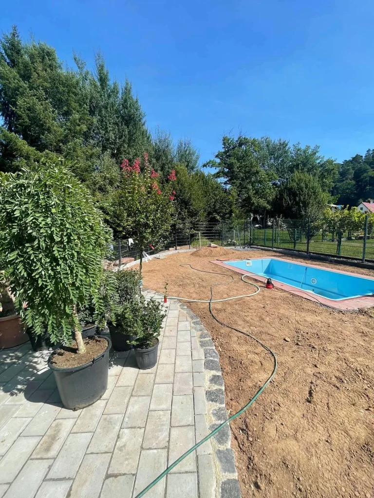 Garten- & Landschaftsbau: Installation von einem Pool nach einem Erdaushub in Bornheim